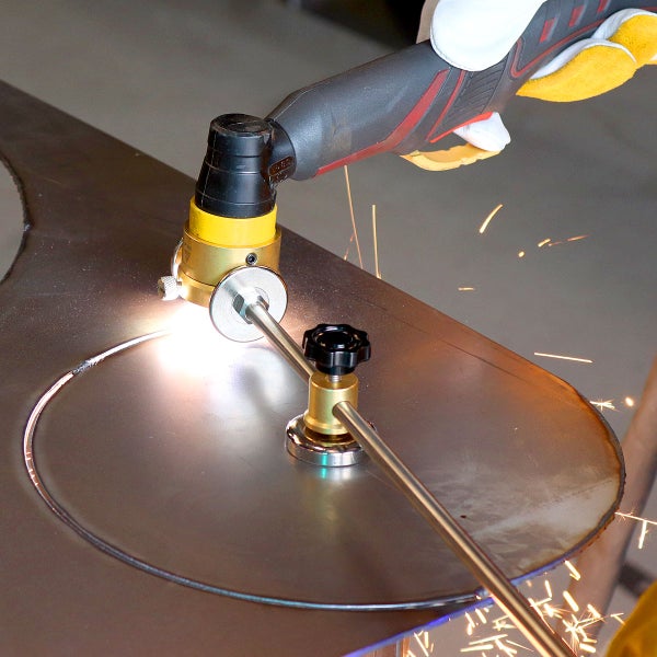Plasmaschneider mit Zirkelschneideraufsatz in Aktion beim Schneiden von Metall