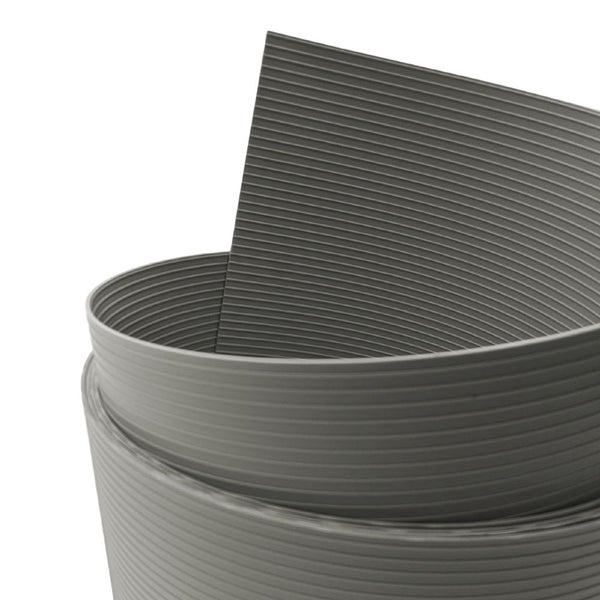 Graue gerillte Gummimatte aufgerollt