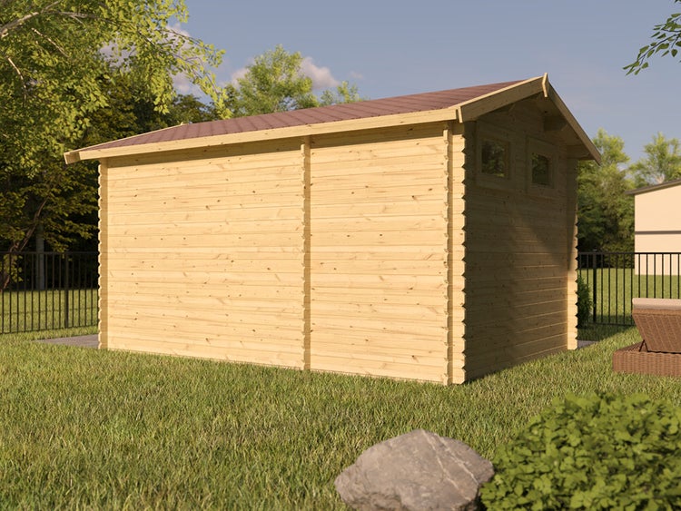 Gartenhaus aus hellem Holz mit Satteldach und zwei kleinen Fenstern an der Giebelseite auf einer Rasenfläche in einem Garten.