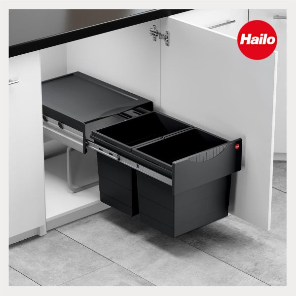 Hailo Logo. Ausziehbares Mülltrennsystem im Küchenunterschrank mit mehreren Kunststoffbehältern auf Metallschienen.