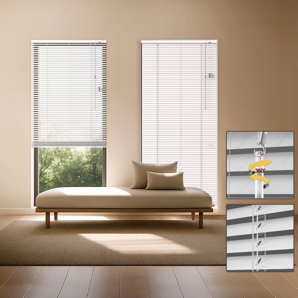 Weiße Aluminiumjalousien an zwei Fenstern in hellem Raum mit Daybed sowie Detailansichten der 360 Grad Wendefunktion und Lamellen.