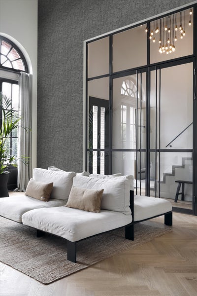 Wohnzimmer mit Sofa, Teppich, Tapete und Glastür