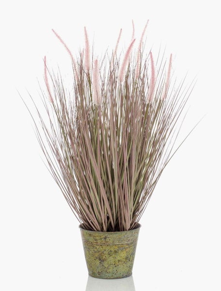 Künstliches Lampenputzergras mit rosa Blütenständen in einem rustikalen Metalltopf.