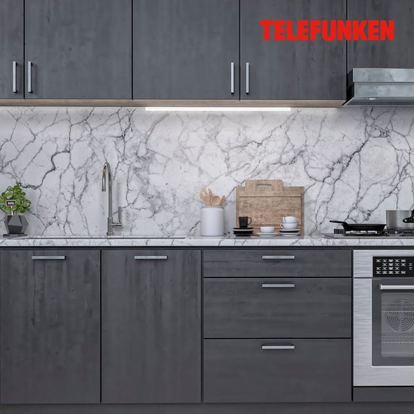 Telefunken LED-Unterbauleuchte in einer modernen, hellen Küche mit dunklen Fronten und Marmor-Rückwand. Telefunken Logo.