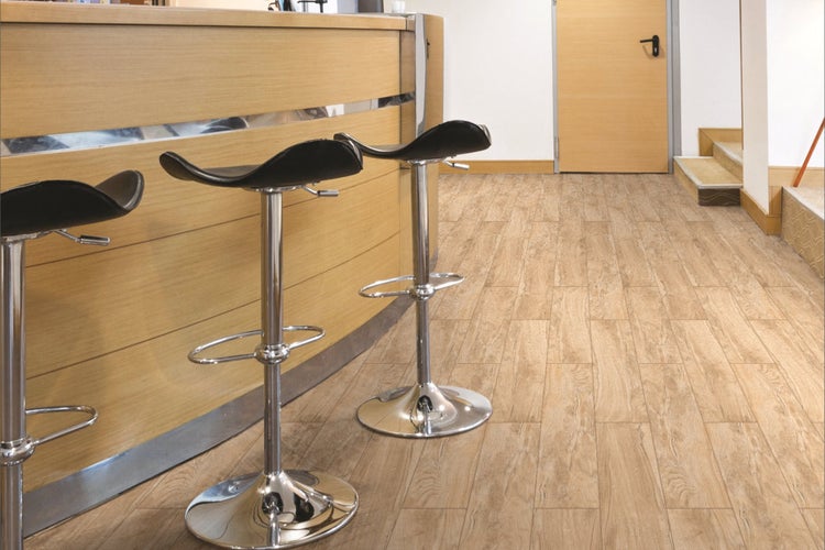 Boden mit Holzoptik und Barhockern