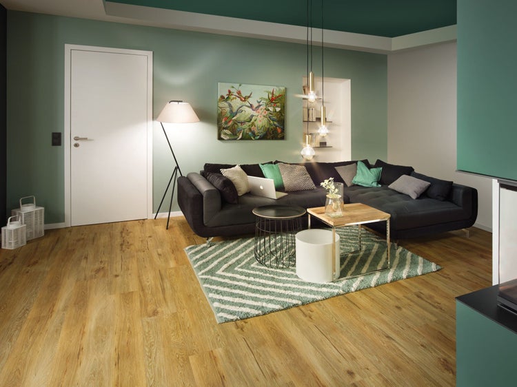 Wohnzimmer mit Sofa, Teppich und Holzboden