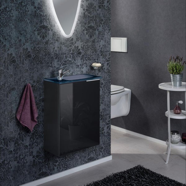 Modernes Badezimmer mit hängendem Waschtischunterschrank, Spiegel und Toilette