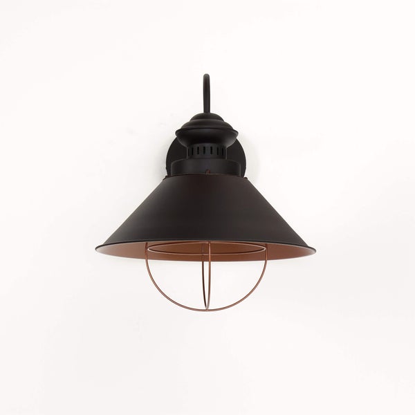Wandleuchte aus Metall mit Lampenschirm