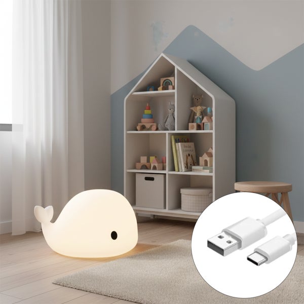 Leuchtendes Nachtlicht in Walform im hellen Kinderzimmer mit USB Ladekabel und weißem Hausregal.