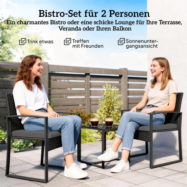 Bistro-Set für zwei Personen mit zwei schwarzen Gartenstühlen aus Polyrattan und einem kleinen Beistelltisch auf einer Terrasse.