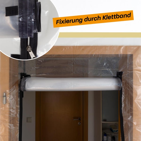 Staubschutztür aus transparenter Kunststofffolie mit Reißverschluss, aufgerollt und mit Klettband fixiert an einem Türrahmen.