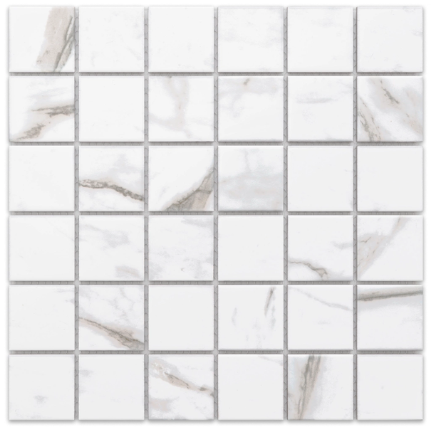 Mosaikfliese in Marmoroptik, quadratisch, weiß mit grauer Maserung, Netzmaß circa 30 mal 30 Zentimeter.