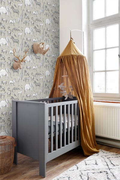 Kinderzimmer mit Gitterbett, Baldachin und Tiermotiven an der Wand