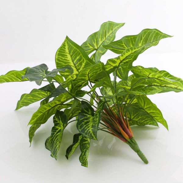 Künstliche Syngonium-Pflanze mit gemusterten grünen Blättern und orangefarbenen Stielen.