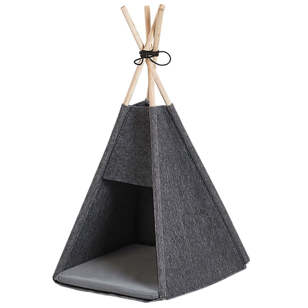 Tipi für Haustiere aus grauem Filz mit Holzstäben und einem weichen Innenkissen.