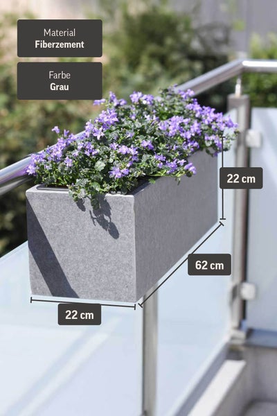 Rechteckiger Balkonkasten aus Fiberzement in Grau, Maße 62 mal 22 mal 22 Zentimeter, mit lila Blumen an einem Balkongeländer.