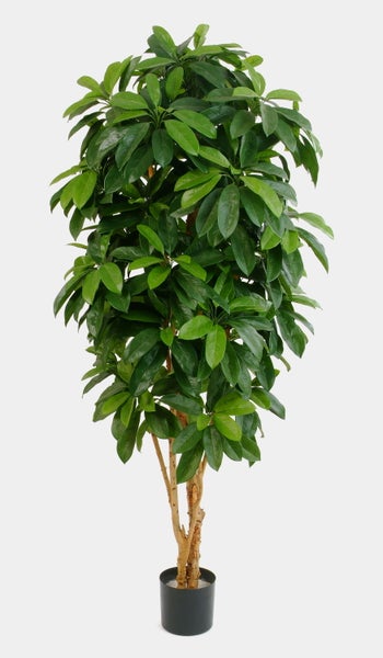 Künstlicher Baum mit grünen Blättern und Echtholzstamm in einem schwarzen Topf.