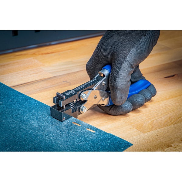 Blechlocher im Einsatz mit Handschuh