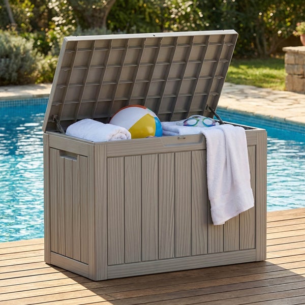 Geöffnete Gartenbox in Holzoptik am Pool, gefüllt mit Handtüchern und einem Wasserball auf einer Holzterrasse.