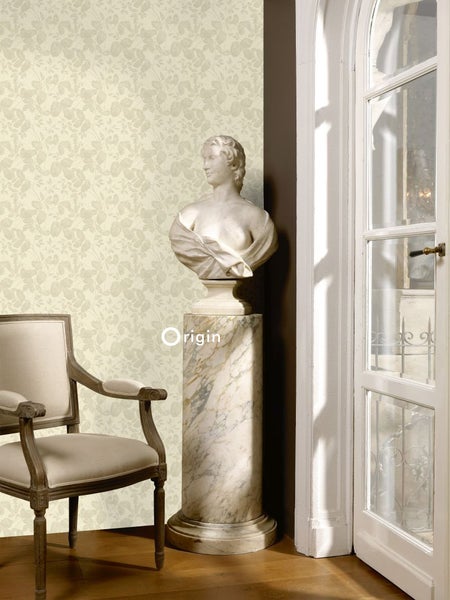 Dekoratives Interieur mit Stuhl, Marmorbüste und floral gemusterter Tapete