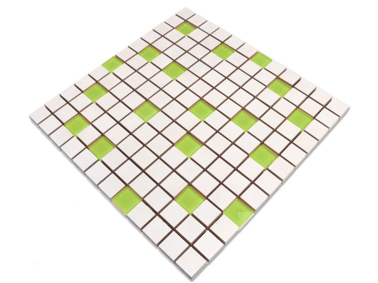 Mosaikmatte mit quadratischen, weißen und grünen Steinen