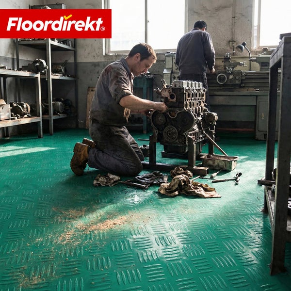 Werkstatt mit grünem Industrieboden und Mechaniker bei der Arbeit an einem Motor. Floor direkt Logo.