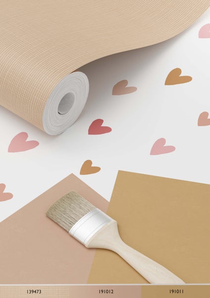 Tapetenrolle mit Herzmotiven und Farbpalette mit Pinsel