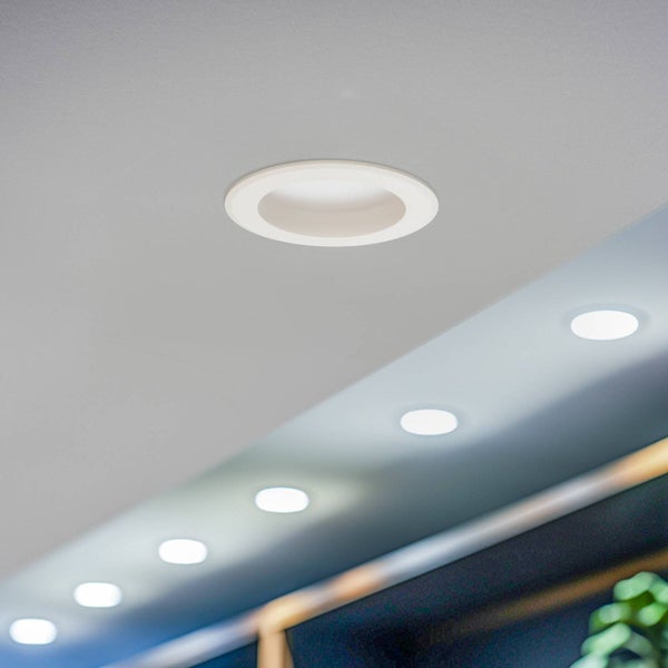 Runde LED-Einbauleuchten in einer Decke montiert, modernes Design und helle Beleuchtung.