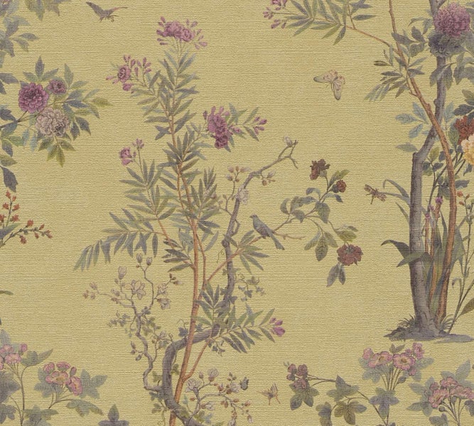 Tapete mit floralem Motiv, darstellend Bäume, Blüten, Vögel und Schmetterlinge im Stil einer chinesischen Wandmalerei auf texturierter Oberfläche.