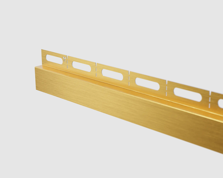 Goldfarbenes Metallprofil mit Langlöchern zur Montage.