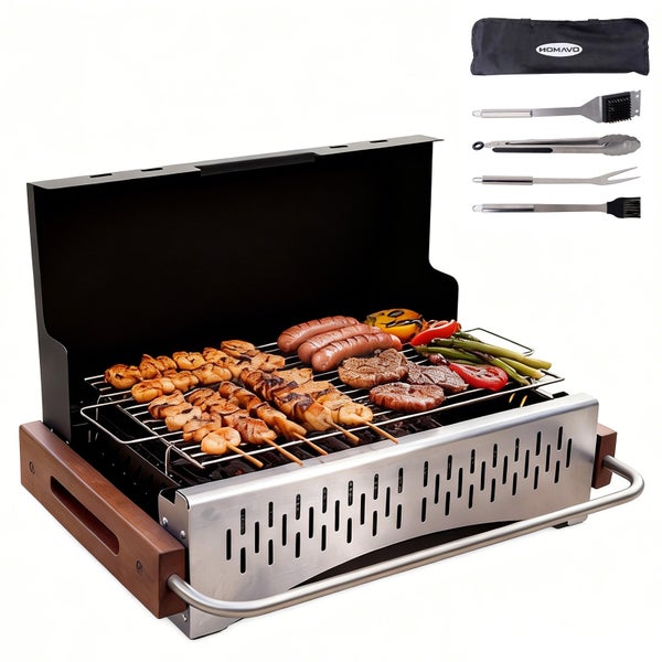 Tragbarer Tischgrill aus Edelstahl und Holz mit Grillbesteck-Set und Tasche, belegt mit Fleischspießen, Würstchen und Gemüse.
