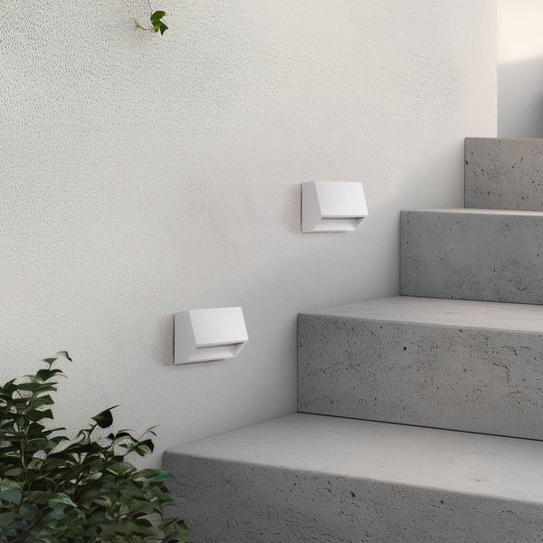 Zwei moderne Wandleuchten in Weiß mit den Maßen 10 Zentimeter Breite, 6 Zentimeter Höhe und 3,3 Zentimeter Tiefe.