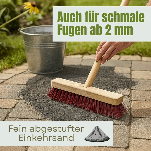 Fugenfüllsand wird mit einem Besen in die Fugen zwischen Pflastersteinen eingekehrt