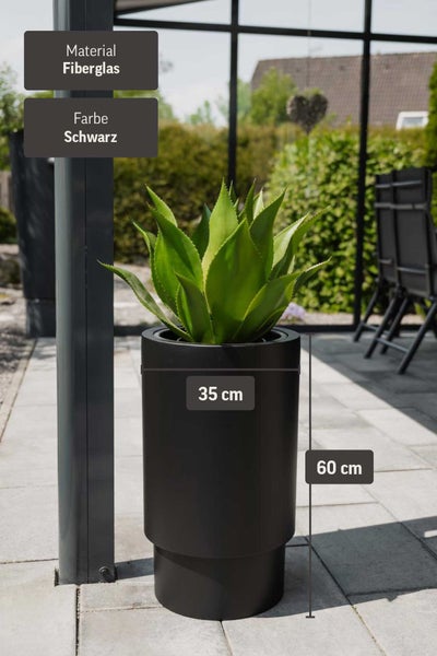 Schwarzer Pflanzkübel aus Fiberglas, 35 Zentimeter Durchmesser, 60 Zentimeter Höhe, mit grüner Pflanze auf einer hellen Terrasse.