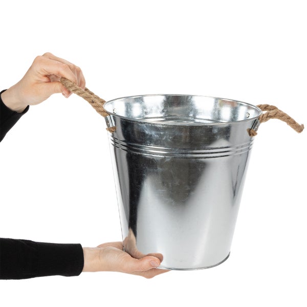 Verzinkter Metalleimer mit zwei Griffen aus Naturseil.