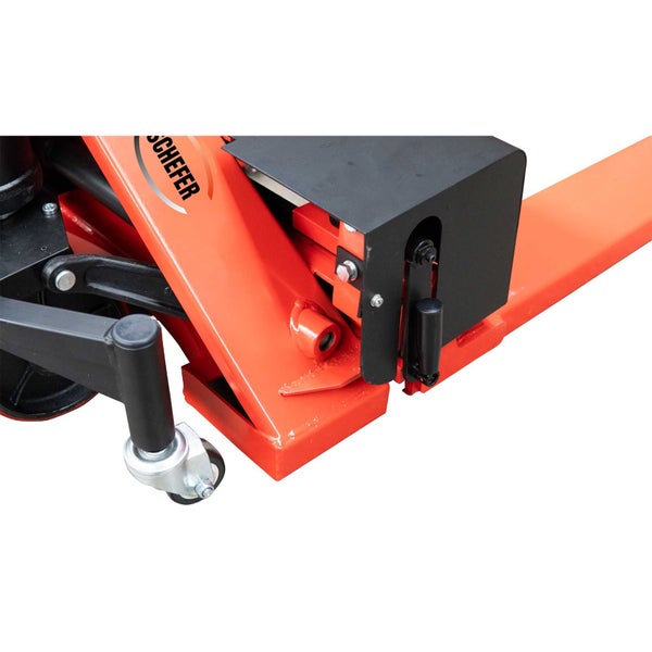 Detailansicht der Mechanik eines orangefarbenen Hubwagens mit Lenkrolle, schwarzer Abdeckung und SCHEFER Logo.