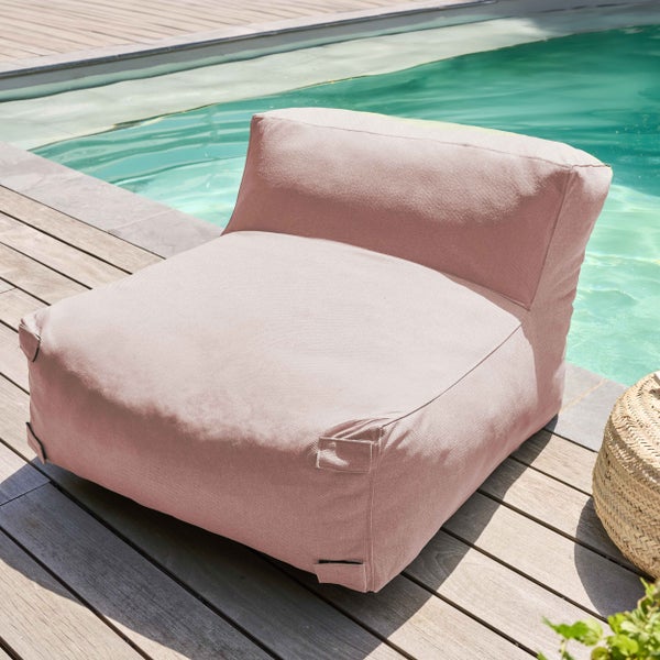 Heller moderner rosa Outdoor-Sitzsack auf einer Holzterrasse am Pool.