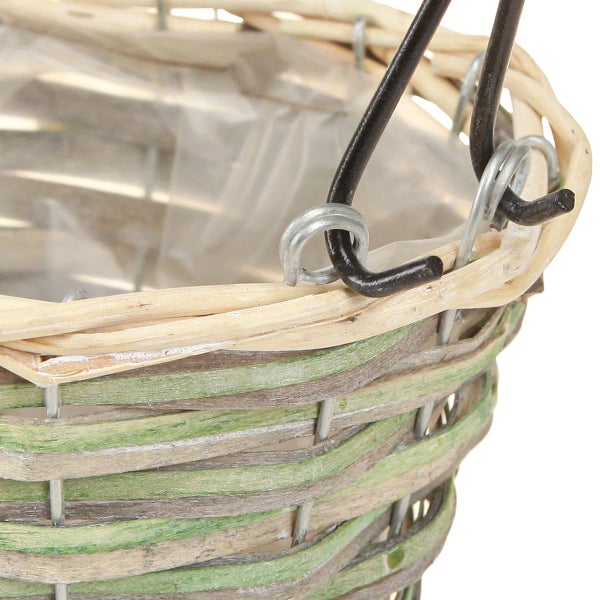 Detailansicht eines hängenden Pflanzkorbs aus Weide mit Metalleinsatz