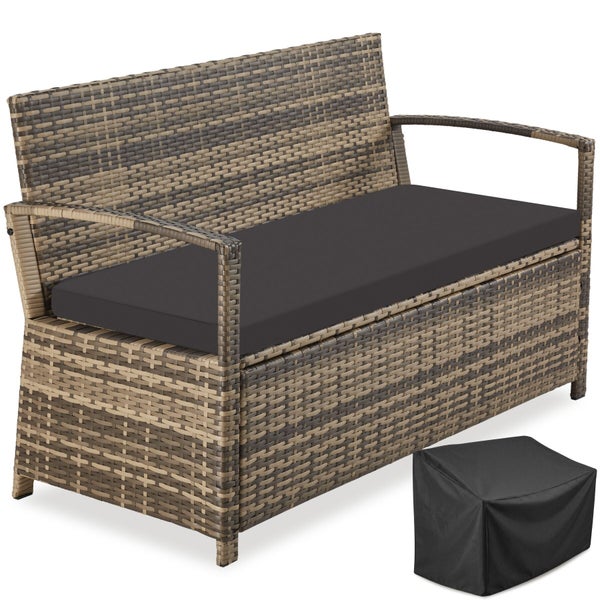 Gartenbank aus Polyrattan mit Armlehnen, Sitzauflage und zusätzlicher Schutzhülle für den Außenbereich.