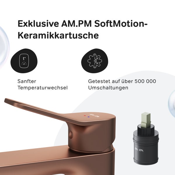 Wohnzimmer mit Paar auf Sofa und Rippenheizkörper