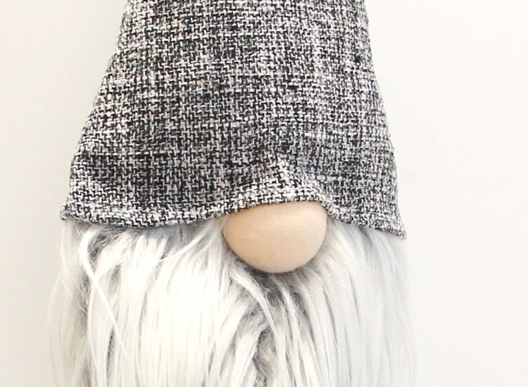 Detailansicht eines Dekognomes mit Mütze und Bart