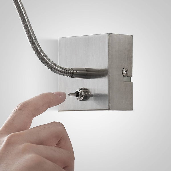 Wandleuchten-Basis aus gebürstetem Metall mit flexiblem Schwanenhals und Kippschalter.