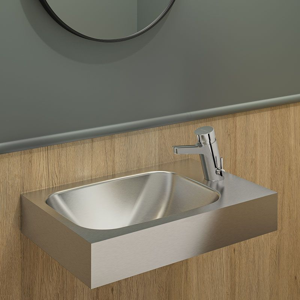 Wandhängendes Waschbecken aus gebürstetem Edelstahl mit Armatur vor einer Wand in Holzoptik in einem modern eingerichteten Badezimmer.