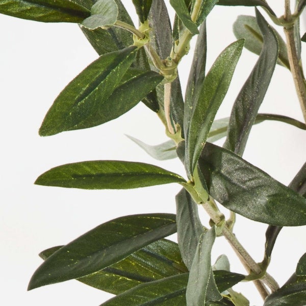 Nahaufnahme von künstlichen Olivenblättern an einem Zweig.