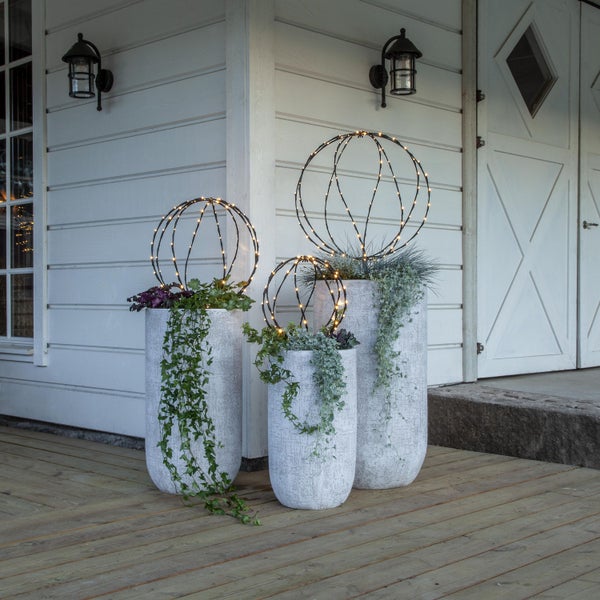 Dekorative Pflanzgefäße mit Pflanzen und Kugel Leuchten im Aussenbereich