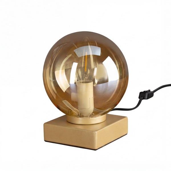 Tischleuchte mit kugelförmigem Glasschirm in Bernsteinoptik und quadratischem goldfarbenem Sockel inklusive Kabel mit Schalter.