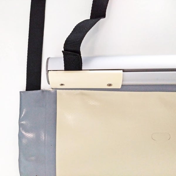 Detailansicht eines Rollladens mit Gurtband und Montagevorrichtung