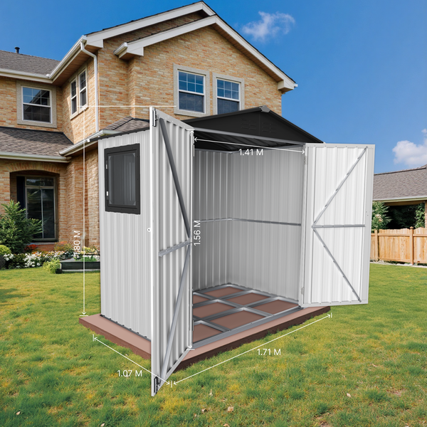 Metall Gerätehaus mit geöffneten Türen und Maßangaben im Garten