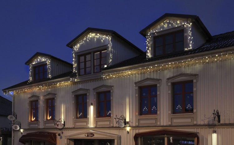 Fassade eines Gebäudes mit Weihnachtsbeleuchtung