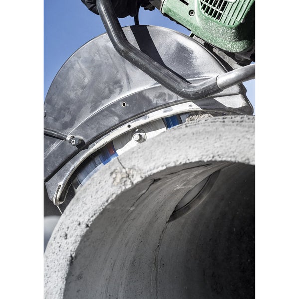 Trennschleifer schneidet ein Betonrohr.